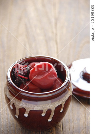 梅干 梅干壺に入った梅干 梅干 梅干壺に入った梅干 55199839