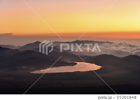 富士山六合目吉田口登山道より朝焼けの山中湖を望む 55201848
