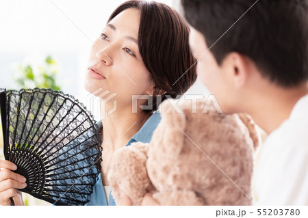 夫婦　カップル　夫に呆れる　夫が怪しい 55203780