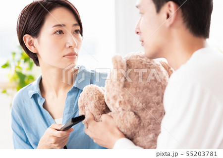 夫婦　カップル　夫に呆れる　夫が怪しい 55203781