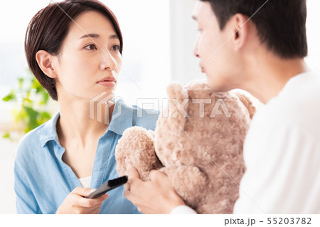 夫婦　カップル　夫に呆れる　夫が怪しい 55203782