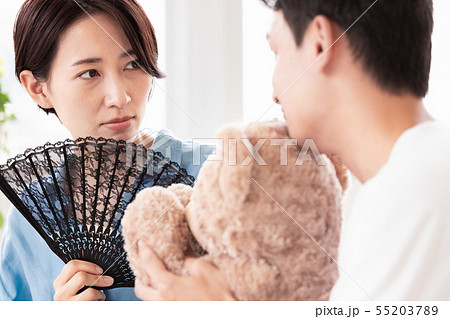 夫婦　カップル　夫に呆れる　夫が怪しい 55203789