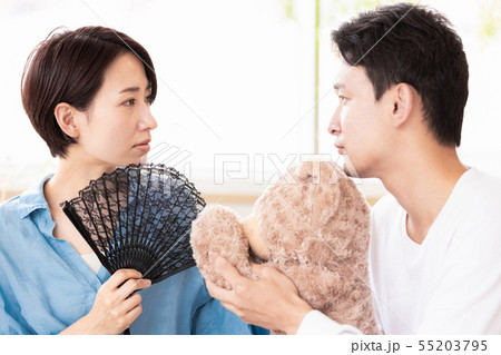 夫婦　カップル　夫に呆れる　夫が怪しい 55203795