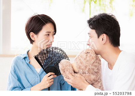 夫婦　カップル　夫に呆れる　夫が怪しい 55203798