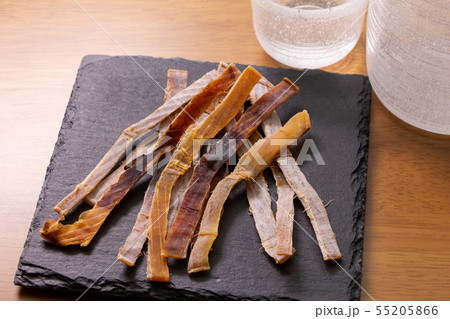 スレートプレートにのせられたアタリメ(スルメ)。日本酒のおつまみイメージ。 55205866