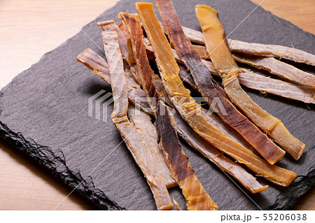 スレートプレートにのせられたあたりめ(するめ)。 55206038