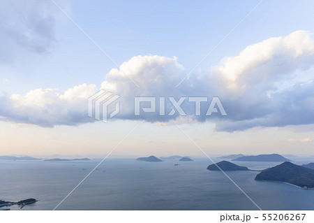 夕暮れ時の瀬戸内海の海と島々を香川県三豊市の紫雲出山の山頂から瀬戸大橋の方向を望む絶景 夕暮れ時の瀬戸内海の海と島々を香川県三豊市の紫雲出山の山頂から瀬戸大橋の方向を望む絶景 55206267