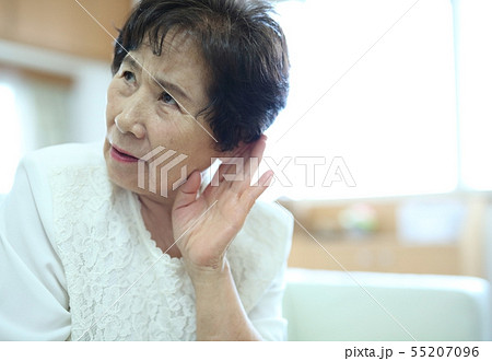耳の調子が悪いシニアのイメージ 耳の調子が悪いシニアのイメージ 55207096