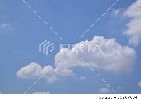 流れる千切れ雲　青空と千切れ雲　千切れ雲の飛行 55207684