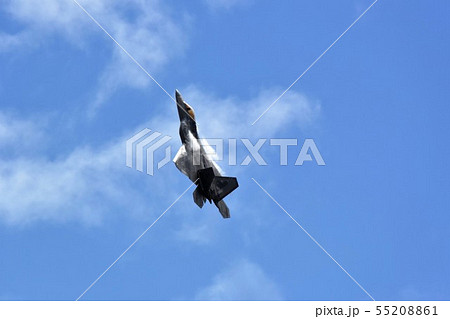 急上昇する米空軍の戦闘機F-22ラプター 55208861