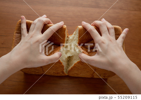 食パンを割る様子 女性手元 55209115