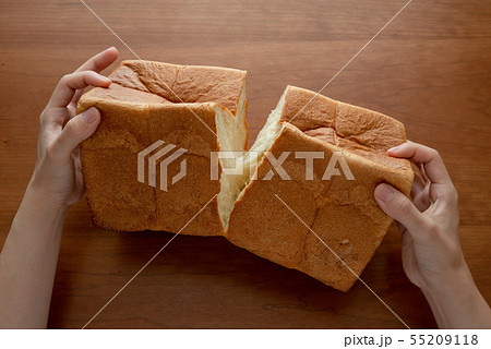 食パンを割る様子 女性手元 55209118