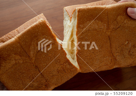 食パンを割る様子 55209120