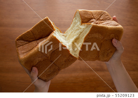 食パンを割る様子 女性手元 55209123