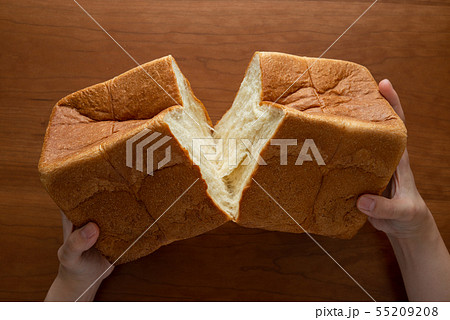 食パンを割る様子 女性手元 55209208