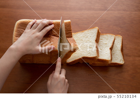 食パンを切る様子 女性手元 55210134