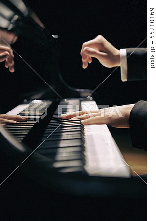 ピアニストの男性 ピアノを演奏する男性の手 コンサートの写真素材