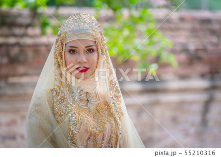 Portrait muslim bride posing 55210316