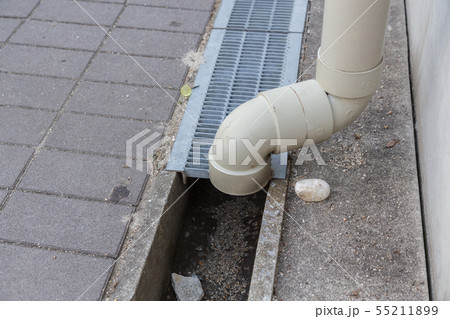 雨どいから排水溝へ 雨どいから排水溝へ 55211899