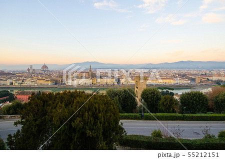 イタリア アルノ川越しにミケランジェロ広場から見下ろすフィレンツェ市街地 イタリア アルノ川越しにミケランジェロ広場から見下ろすフィレンツェ市街地 55212151