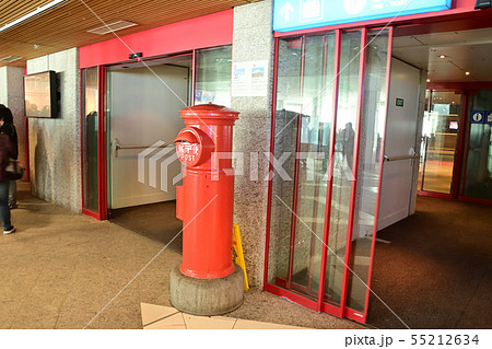 ユングフラウヨッホ駅の赤ポスト 55212634