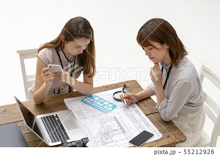 リフォーム工事の現場事務所で図面納まりを確認し仕上げの指示をする設計事務所の一級建築士女性工事監理者 55212926