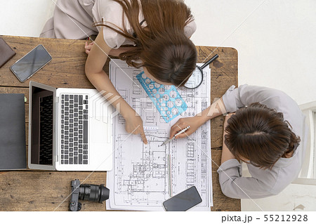 リフォーム工事の現場事務所で図面納まりを確認し仕上げの指示をする設計事務所の一級建築士女性工事監理者 55212928