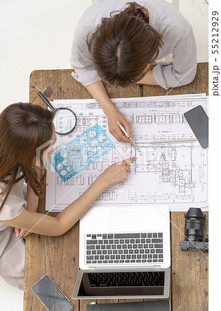 リフォーム工事の現場事務所で図面納まりを確認し仕上げの指示をする設計事務所の一級建築士女性工事監理者 リフォーム工事の現場事務所で図面納まりを確認し仕上げの指示をする設計事務所の一級建築士女性工事監理者 55212929