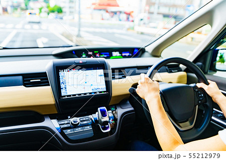 [交通イメージ] 安全運転で法定速度を守って一般道を走行する女性ドライバーのシーン（パーツカット） 55212979