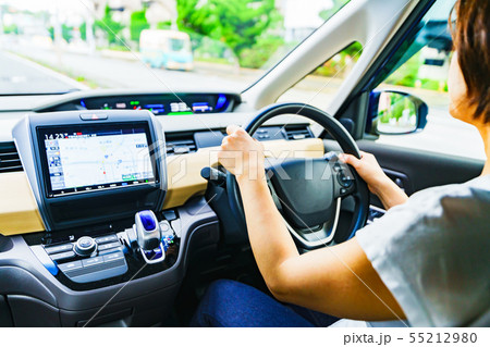 [交通イメージ] 安全運転で法定速度を守って一般道を走行する女性ドライバーのシーン（パーツカット） 55212980