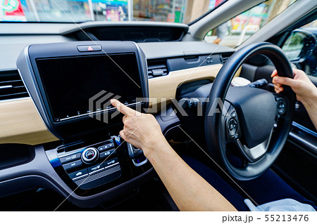 [安全運転イメージ] 停車中にカーナビを操作する女性ドライバー（ボディーパーツ） 55213476