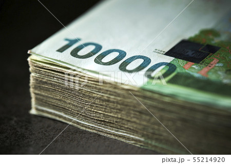 韓国紙幣１万ウォンの札束 55214920