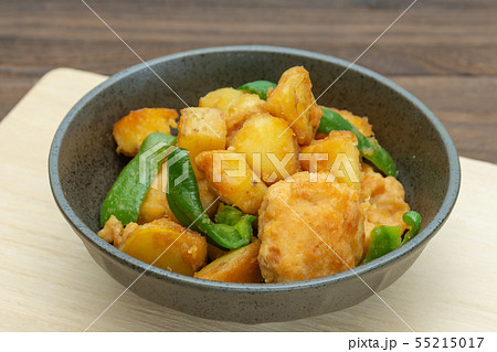 ジャガイモと鶏のつくねの煮物 55215017