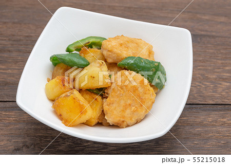 ジャガイモと鶏のつくねの煮物 55215018