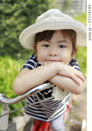 自転車に乗る幼児 (4歳児) 自転車に乗る幼児 (4歳児) 55218184