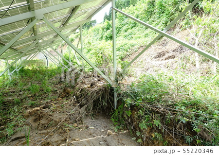 土砂崩れの被害を受けた太陽光発電所 土砂崩れの被害を受けた太陽光発電所 55220346