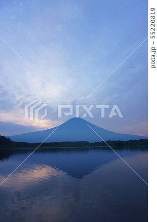 富士山 田貫湖 風景 みずうみ 湖 池 癒し 絶景 早朝 山 日本一 きれい 綺麗 風景 自然 観光の写真素材