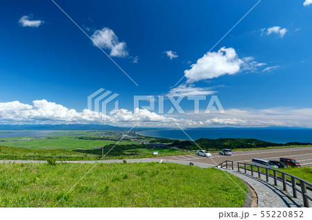 【秋田県男鹿半島】男鹿半島寒風山から見た八郎潟干拓地の水田と日本海 55220852