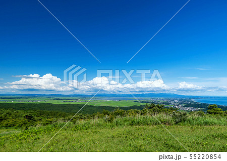 【秋田県男鹿半島】男鹿半島寒風山から見た八郎潟干拓地の水田と日本海 55220854