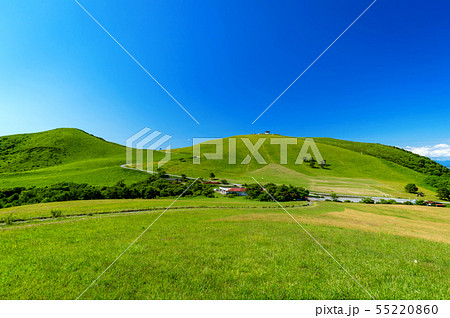 【秋田県男鹿半島】寒風山は芝生に覆われた火山 55220860