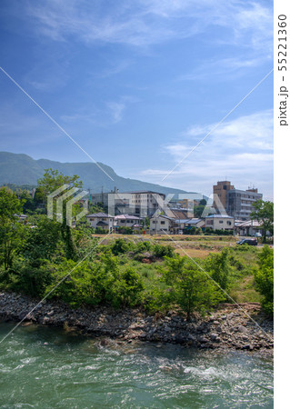 利根川の風景 群馬県みなかみ町役場と三峰山 徒渉橋からの景観 利根川の風景 群馬県みなかみ町役場と三峰山 徒渉橋からの景観 55221360
