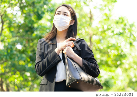 マスクをしたビジネスウーマン 55223001