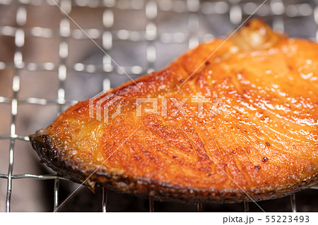 鮭･サケの炭火焼きBBQ･bbq･炭火焼･網焼･備長炭･七輪･キャンプ･食事･食べ物 55223493