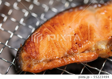 鮭･サケの炭火焼きBBQ･bbq･炭火焼･網焼･備長炭･七輪･キャンプ･食事･食べ物 55223494