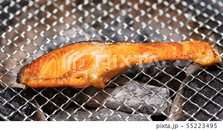 鮭･サケの炭火焼きBBQ･bbq･炭火焼･網焼･備長炭･七輪･キャンプ･食事･食べ物 55223495