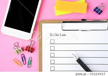 To Do リストとスマホと文房具 55224427