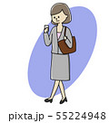 歩きスマホをするOL 55224948