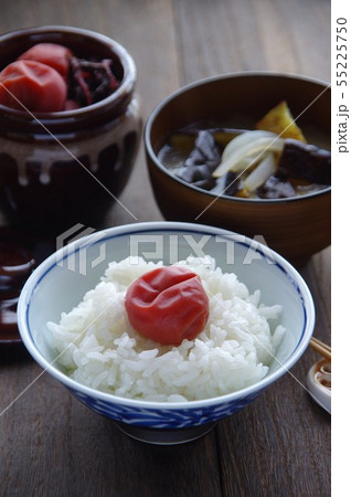 梅干を載せた白ご飯　梅干とご飯　和食 55225750