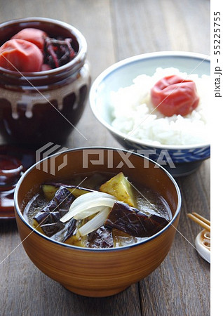 茄子の味噌汁とご飯　和食　梅干 55225755
