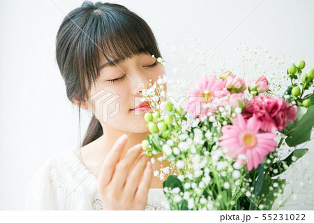 若い女性とお花 若い女性とお花 55231022